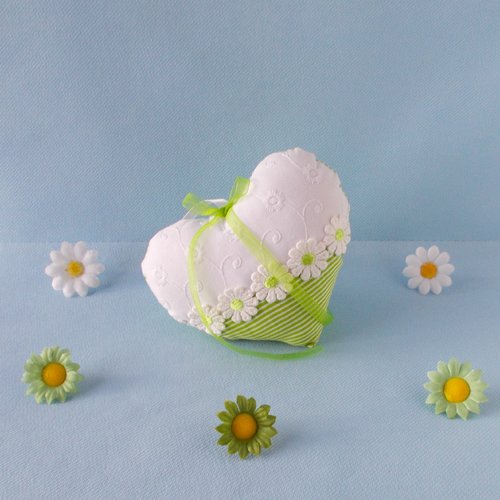 Cœur coussin de porte rayé vert blanc, décoration cosy marguerites brodées, galon fleurs, cadeau champêtre fait main