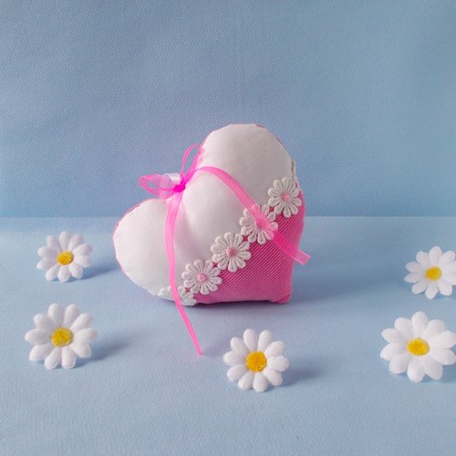 Cœur suspendu velours rose côtelé et blanc, décoration cosy marguerites, coussin de porte, cadeau romantique fait main