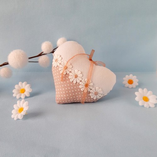 Cœur suspendu coussin beige à pois, décoration murale cosy, galon marguerites, cadeau fait main romantique