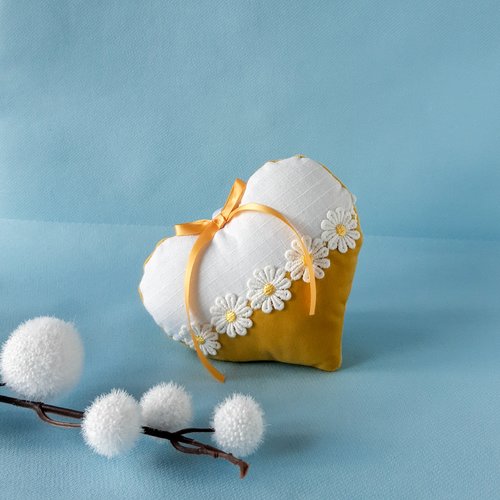 Cœur coussin de porte velours jaune moutarde et blanc, décoration cosy marguerites, fait main lumineux
