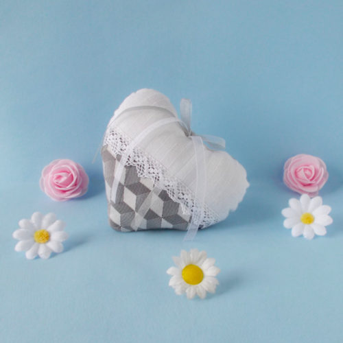 Cœur coussin de porte géométrique gris et blanc, déco cosy moderne, tissu jacquard cube 3d, fait main dentelle