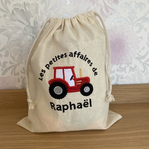 Pochon brodé et personnalisé au prénom de l’enfant 25x30cm modèle tracteur rouge