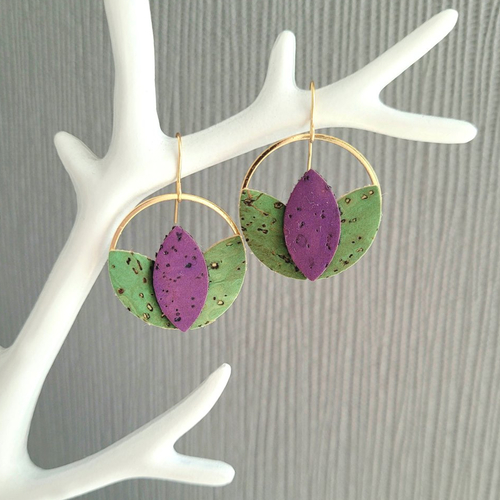 Boucles d'oreilles pendantes, doré à l'or fin 24 carats, fleur en liège vert et violet.