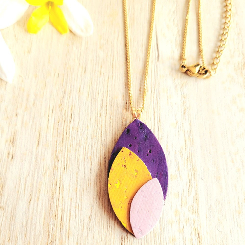 Collier pendentif, en liège "feuilles", violet, jaune et rose clair, doré à l'or fin.