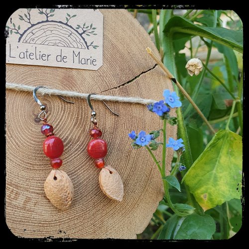 Boucles d'oreilles en bois - noyaux de prunes et perles en verre rouges