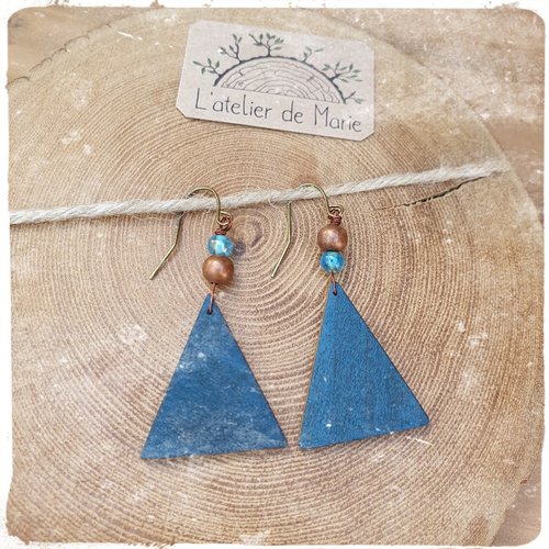 Boucles d'oreilles en bois - triangle bleu et perle en verre/ métallique