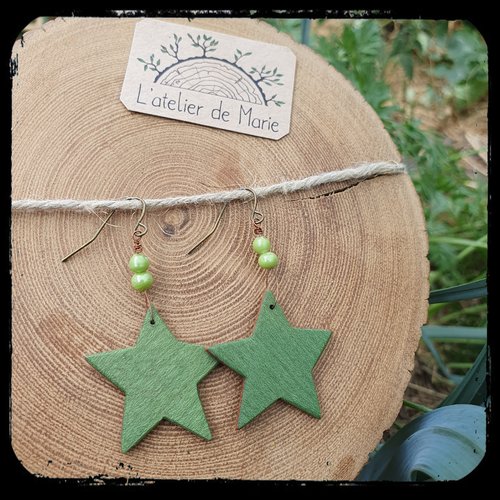 Boucles d'oreilles en bois - etoiles et petites perles vertes.