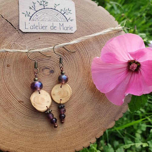 Boucles d'oreilles en bois - buis et perles en verre violettes.