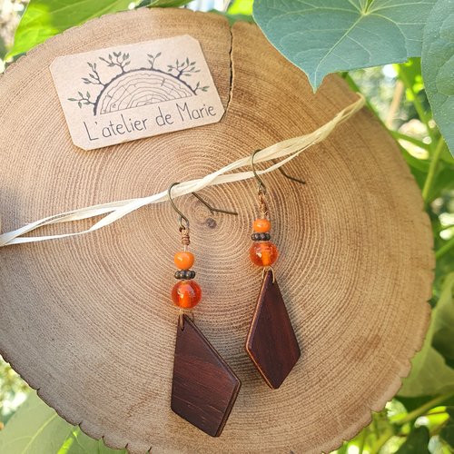 Boucles d'oreilles en bois - padouk et perles en verre orange.