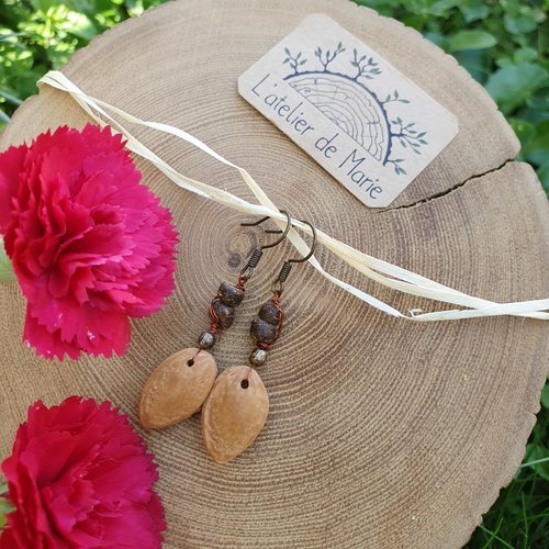 Boucles d'oreilles en bois - noyaux de prunes et perles en noix de coco.
