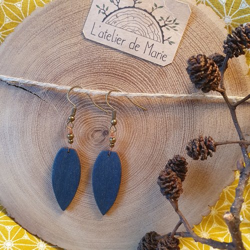Boucles d'oreilles en bois - bleu et perles en métal.