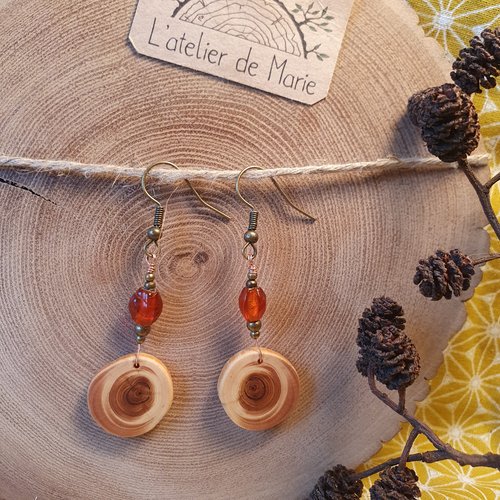 Boucles d'oreilles en bois - branche d'if, perles en métal et en verre.
