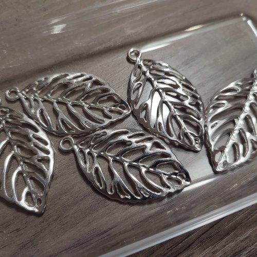Lot de 5 breloques/pendentifs feuilles métal argenté