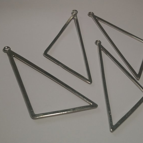 Pendentif triangle en métal argenté