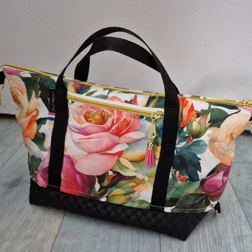 Trousse rectangulaire, 1 poche extérieure, fond simili cuir, motifs roses zip or