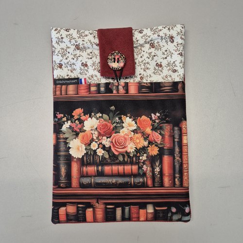 Protège livre ou liseuse, avec poche. etagère livres fleurs