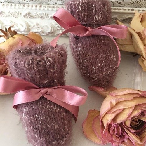 ** chaussons bébé  ** finement pailletés . 