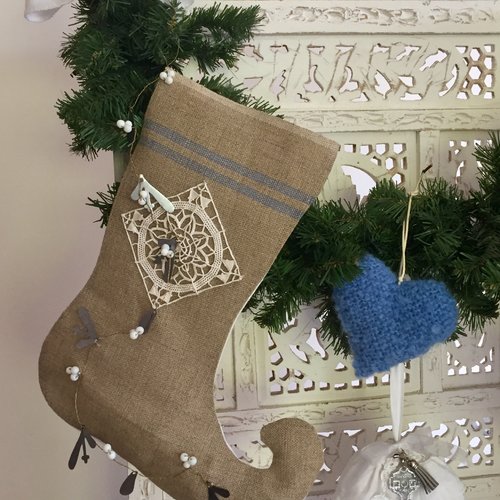 ** grande botte de noel  ** lin , guirlande de gui