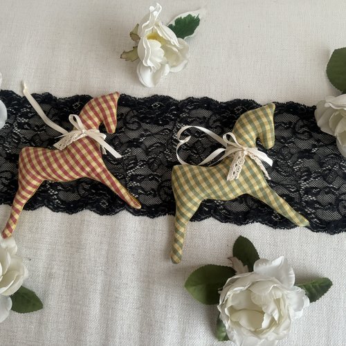 Lot 2  " chevaux  vichy  " ** tissu et dentelle