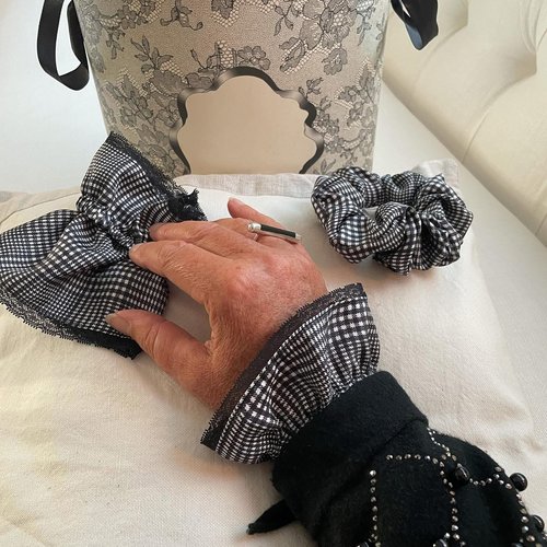 ** manchettes de soie et dentelle noire " esprit couture " + cadeau chouchou  **dentelle de calais, soie imprimé prince de galles