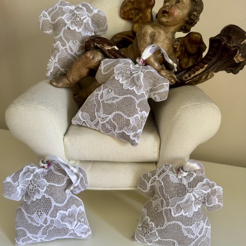 Lot de  4 ** robes de lavande et dentelle   ** lin , dentelle de calais