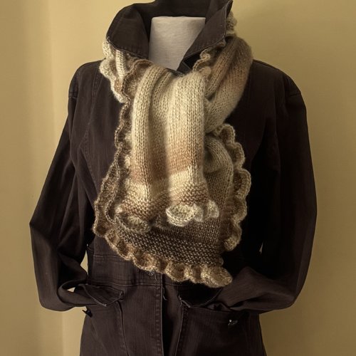 ** tour de cou/ étole frou frou ** tricot  fait main