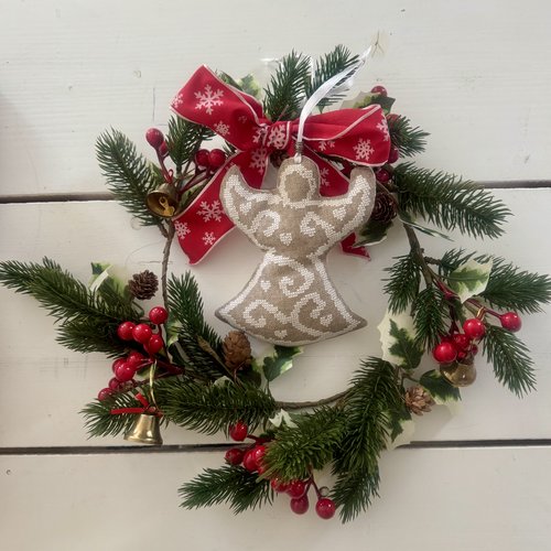 ** ange aux petits coeurs  ** lin , point de croix