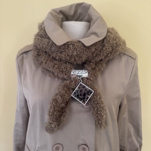 ** tour de cou/ écharpe pointue avec bijoux * tricot  fait main mohair , mérinos