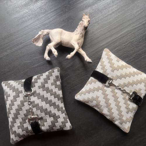 Lot  2 * coussins  chic  " lavande  " *  thème équestre