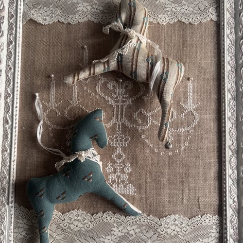 Lot 2  chevaux   **   décoration chic dentelle