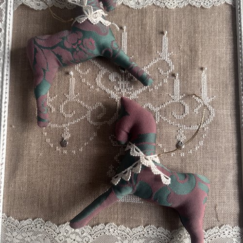 Lot 2  chevaux  damassé  **   décoration chic dentelle