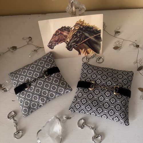 Lot  2 * coussins  chic  " lavande  " *  thème équestre