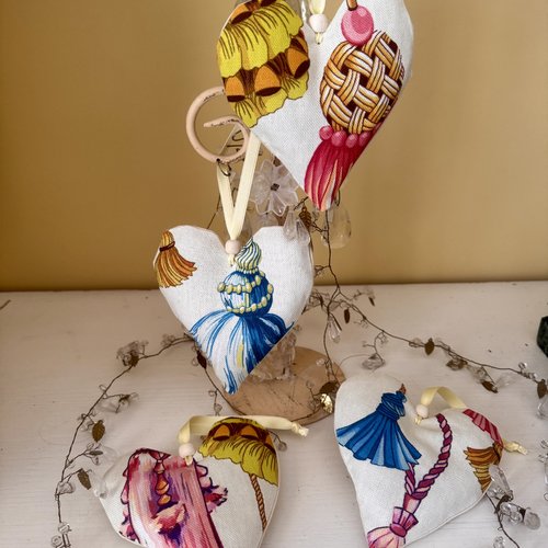 ** lot 4 petits cœurs imprimés pampilles de couleurs   ** lavande