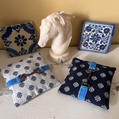 Lot  2 * coussins  chic  " lavande  " *  thème équestre