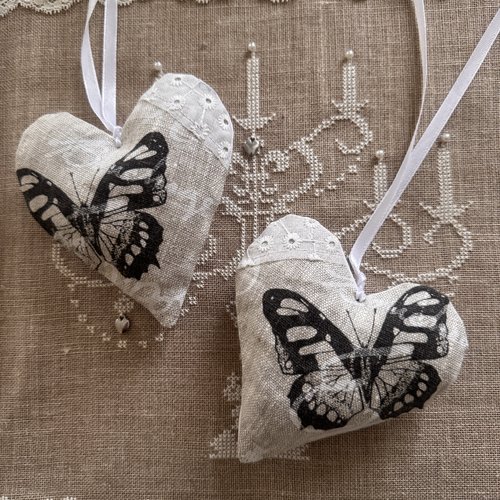 ** 2 coeurs  papillon   ** lin , broderie anglaise , lavande
