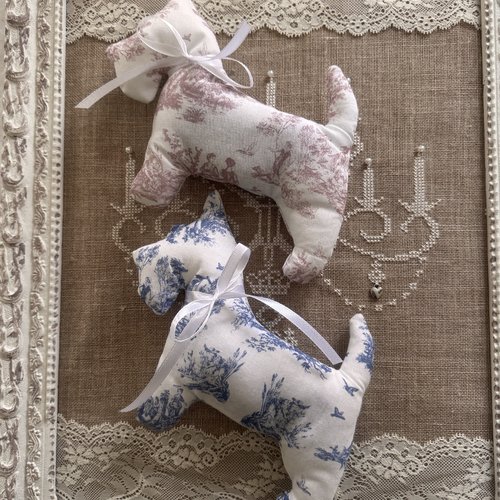 ** lot 2 chiens scottish tdj  ** toile de jouy, lavande