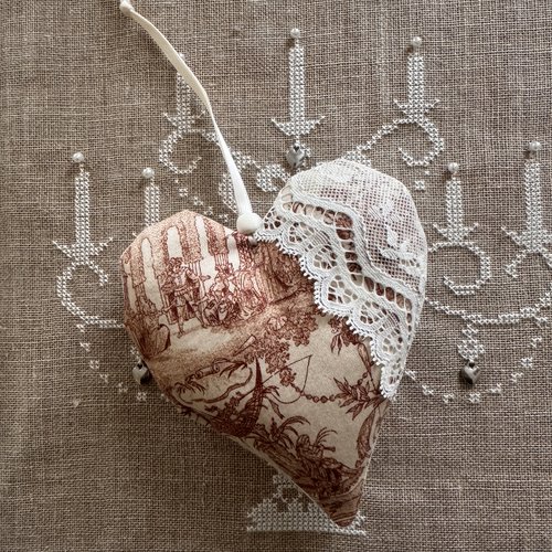 * coeur /coussin de porte   * toile de jouy,  dentelle
