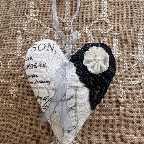 * coeur /coussin de porte   * toile de jouy,  dentelle