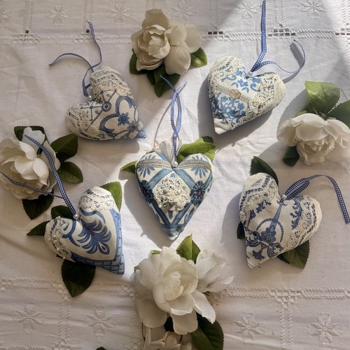 ** 5 coeurs romantiques     **  dentelle de calais , lavande, perles