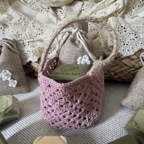 * panier miniature garni d’un savon et d’un sachet de marseille * coton rose