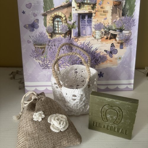 * panier miniature garni d’un savon et d’un sachet de marseille * coton perlé blanc