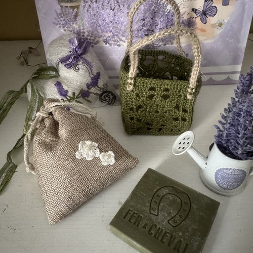 * panier miniature garni d’un savon et d’un sachet de marseille * coton perlé vert olive