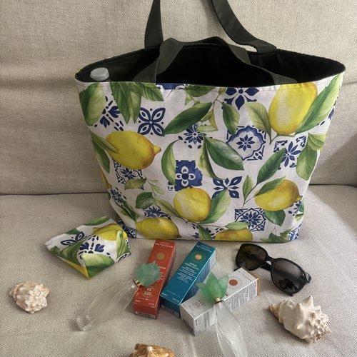 ** grand sac  cabas ou sac de plage  ** citrons et carreaux de faïence