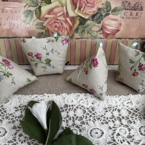 ** lot de 2 berlingots / 2 mini sacs de lavande  ** tissu fleuri