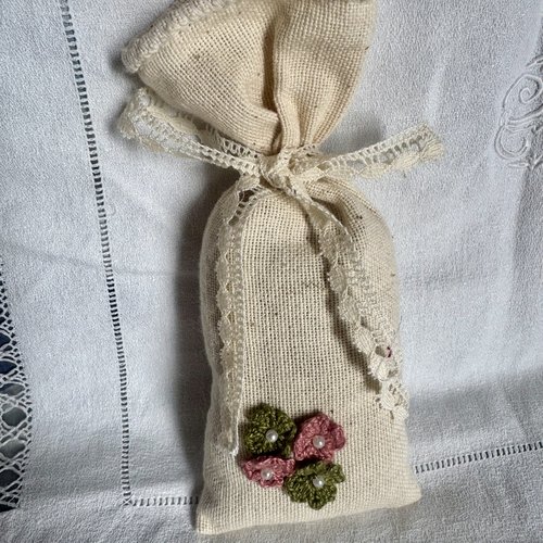** sachet de lavande fleuri chic rose / vert  **  dentelle, fleurs, perles