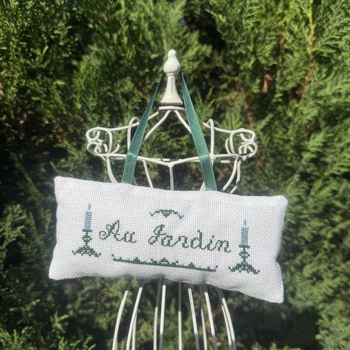 ** au jardin * coussin au point de croix garni de lavande