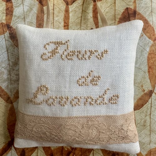 * coussin de porte " fleurs de lavande * broderie, dentelle , lavande