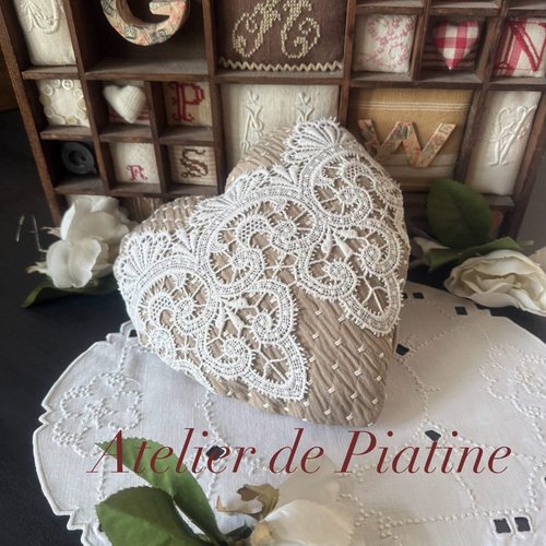 * gros coeur /coussin* tissu matelassé. dentelle guipure