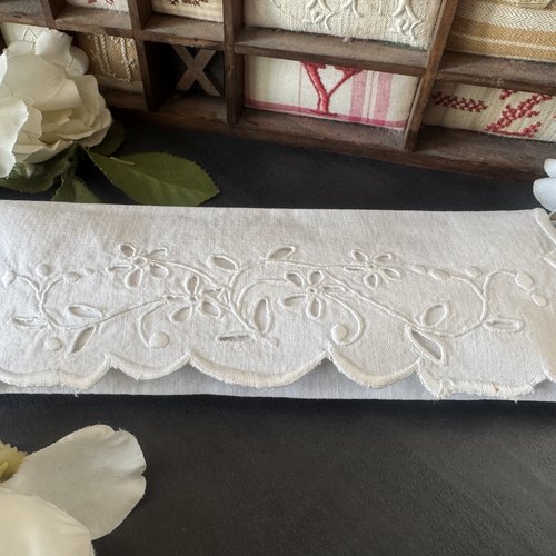 ** pochette  ancienne / coussin de lavande " fleurs " ** coton , broderie main