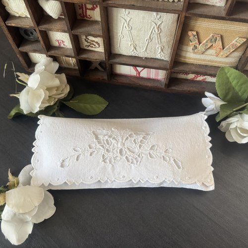 ** pochette  ancienne / coussin de lavande " papillon " ** coton , broderie main